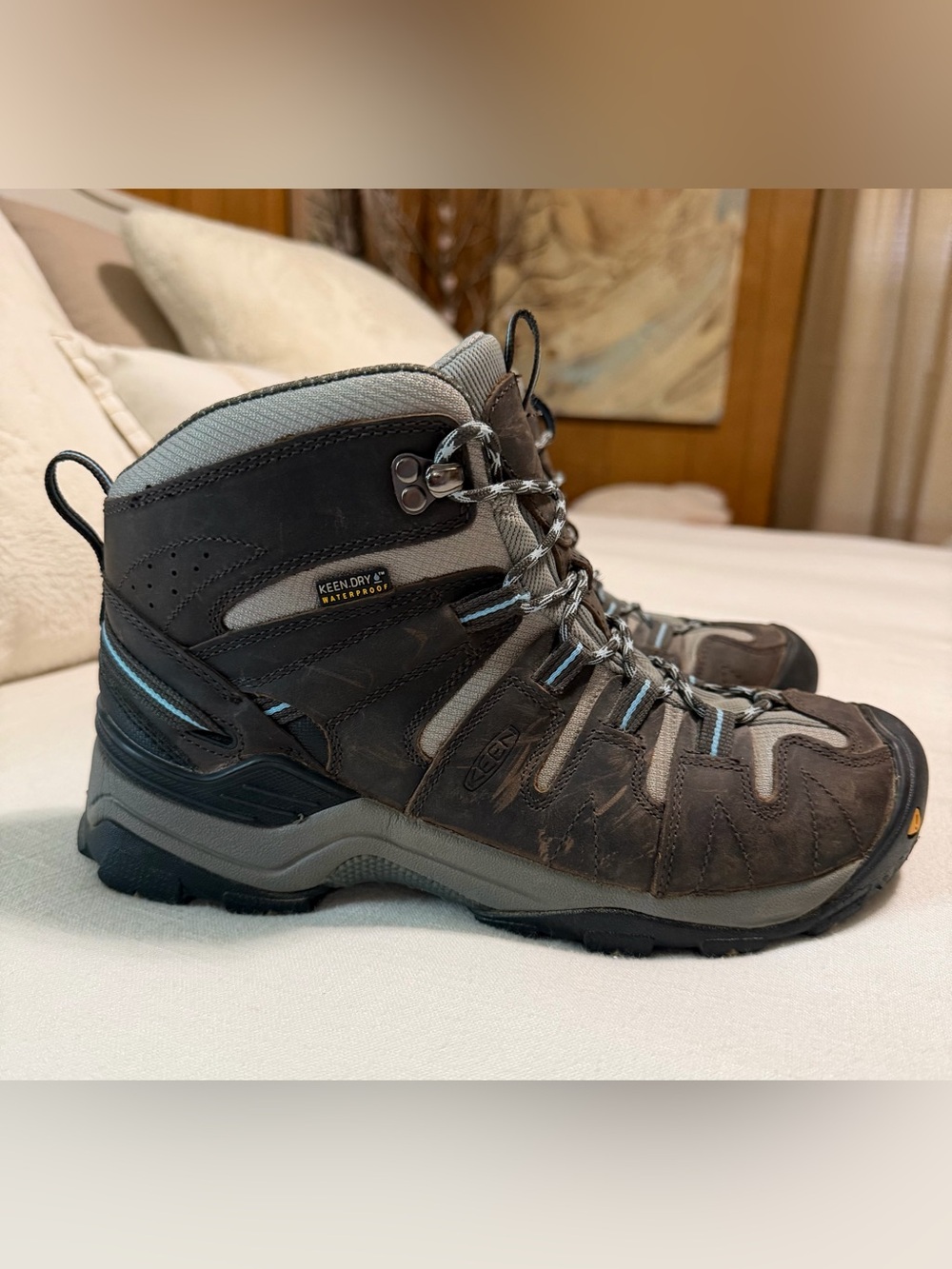 Keen Woman’s Gypsum2 Waterproof Mid Hiking 🥾 Boots size 10 ( never worn )